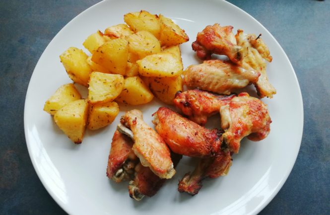 CRISPY OVEN-BAKED CHICKEN WINGS