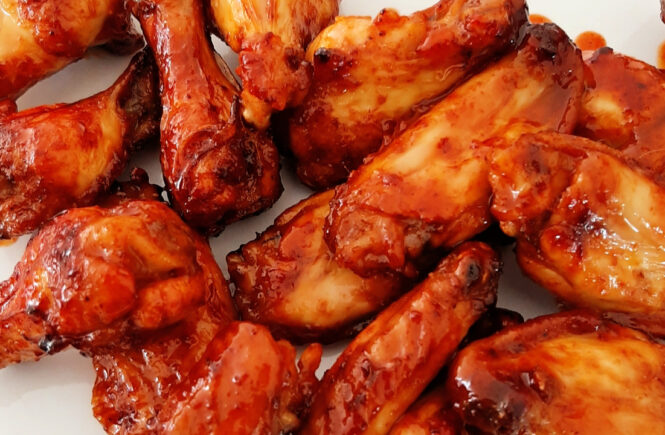 OVEN BAKED HONEY SRIRACHA CHICKEN WINGS