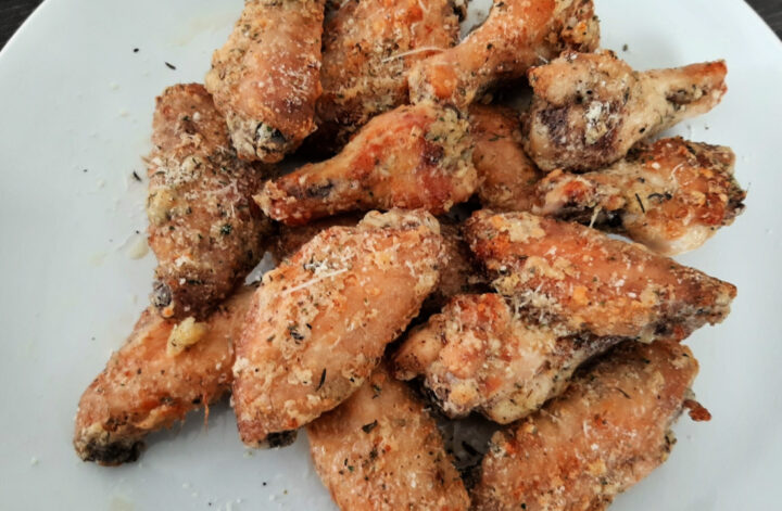 EASY BAKED GARLIC PARMESAN CHICKEN WINGS